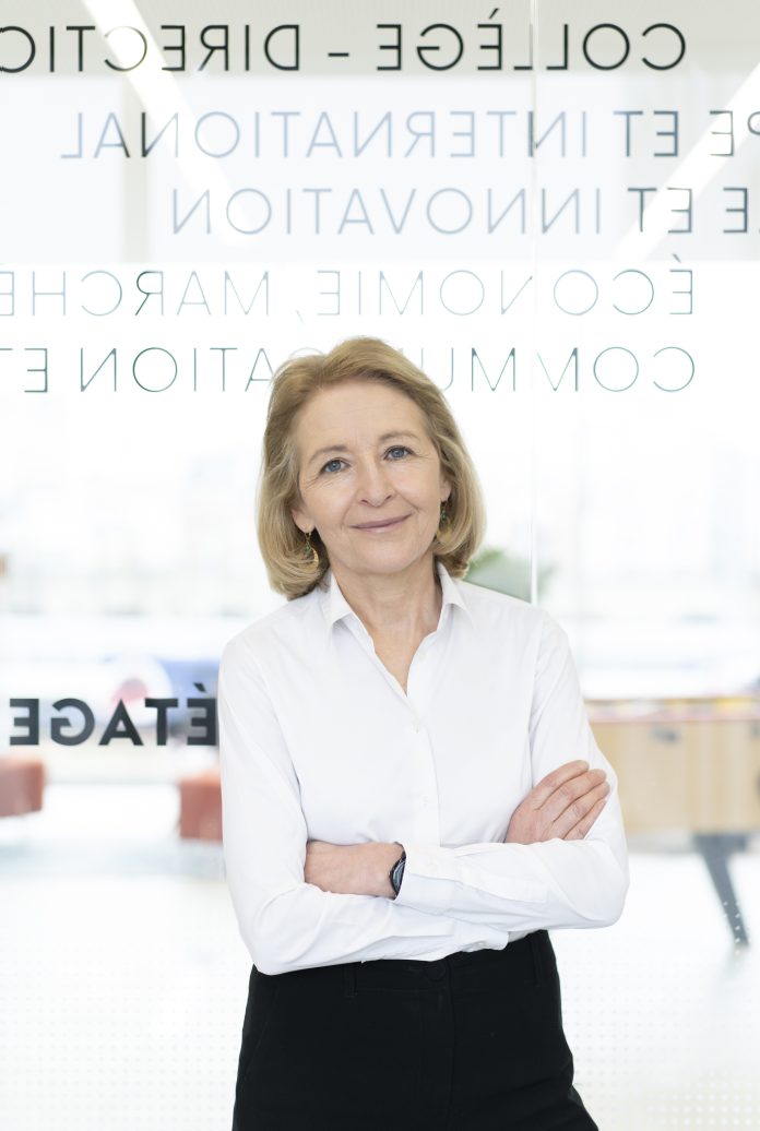 Laure de La Raudière, Présidente de l'ARCEP - Composé de sept membres, dont sa présidente, Laure de LA RAUDIÈRE, le collège définit les grandes orientations, adopte les décisions et les avis qui fondent l’action générale de l’Arcep. Il s’appuie sur les travaux des différentes directions de l’Arcep. Il peut siéger en formation plénière, restreinte ou en formation de règlement des différends, de poursuite et d’instruction. Les membres du collège sont nommés pour un mandat de six ans, irrévocable et non renouvelable. Nomination des membres et fonctionnement du collège Laure de La Raudière - Présidente de l'Arcep Portrait de Laure de La Raudière, présidente de l'Arcep © Arcep - Brigitte Baudesson